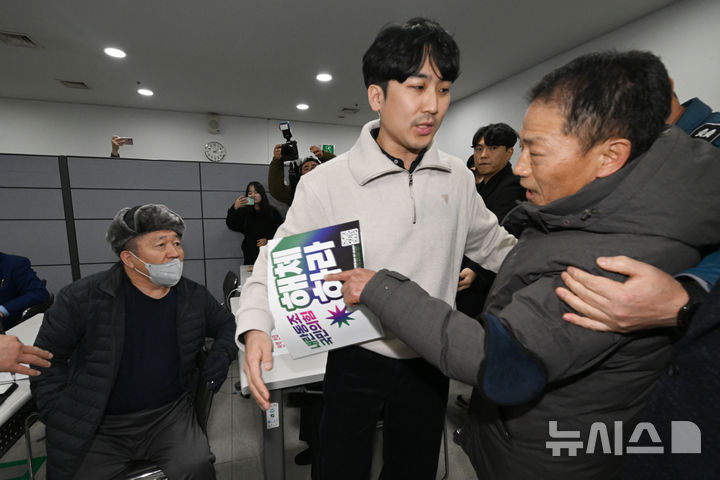 [광주=뉴시스] 이영주 기자 = 윤석열 대통령이 고위공직자범죄수사처에 체포된 15일 오후 광주 서구 광주시의회 3층 브리핑실에서 윤 대통령 지지자(왼쪽)와 류봉식 윤석열 정권 즉각퇴진·사회대개혁 광주비상행동 공동대표(오른쪽)가 설전을 벌이고 있다. 2025.01.15. leeyj2578@newsis.com