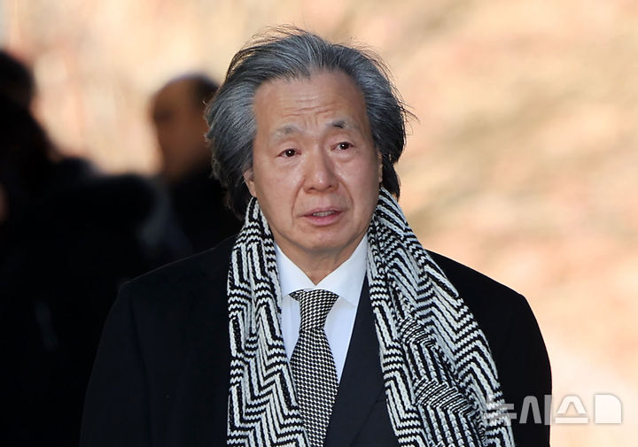 [서울=뉴시스] 홍효식 기자 = 정기석 국민건강보험공단 이사장이 지난 1월 15일 오후 서울 서초구 서울고등법원에서 열리는 담배 소송 항소심 제11차 변론에서 의견 진술을 하기 위해 법정으로 향하고 있다. 2025.01.15. yesphoto@newsis.com