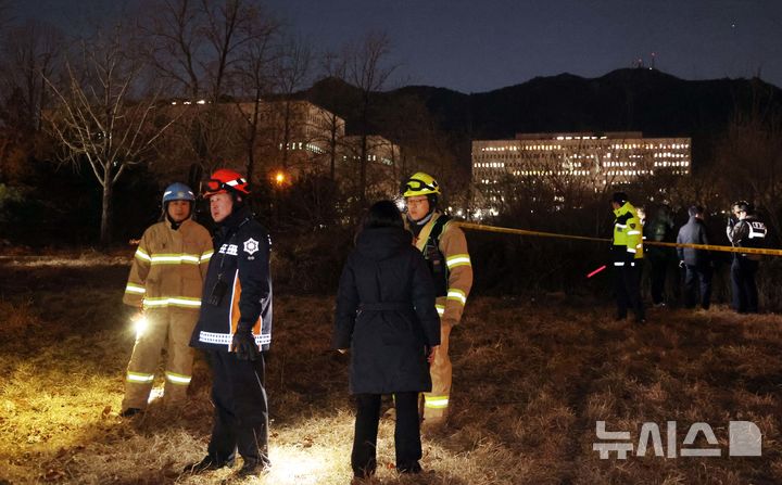 [과천=뉴시스] 전신 기자 = 윤석열 대통령에 대한 체포영장이 집행된 15일 오후 고위공직자범죄수사처(공수처)가 있는 경기 과천시 정부과천청사 부근에서 남성 1명이 분신을 시도해 경찰과 소방이 현장조사를 하고 있다. (공동취재) 2025.01.15. photo@newsis.com