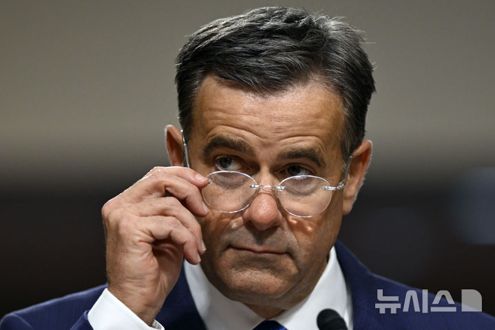 [워싱턴=AP/뉴시스]존 랫클리프 차기 미국 중앙정보국(CIA) 국장 지명자가 15일(현지시각) 상원 정보위 청문회에서 안경을 고쳐 쓰고 있다. 2025.01.16.