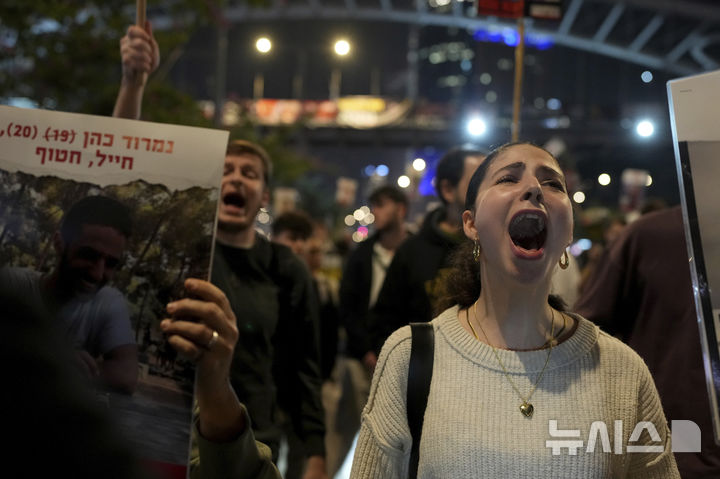 (Tel Aviv = AP/Newsis) On the 15th (local time), the families of hostages and their supporters who were protesting for the release of hostages in Tel Aviv, Israel, are cheering the announcement of a ceasefire. Israel and the Palestinian armed faction Hamas have reached a surprise agreement on a ceasefire and hostage release after 15 months of war in the Gaza Strip, the mediating countries, the United States and Qatar, officially announced. It is reported that the ceasefire will take effect in stages starting on the 19th, one day before the inauguration of US President-elect Donald Trump. 2025.01.16.