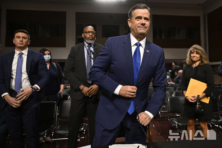 [워싱턴=AP/뉴시스] 존 랫클리프 중앙정보국(CIA) 국장 후보자가 15일 상원 정보위원회 인사청문회에서 증언을 마치고 일어서고 있다.2025.01.16.