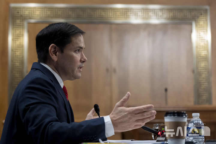 [워싱턴=AP/뉴시스] 마코 루비오 미국 국무장관 후보자가 15일(현지 시간) 워싱턴DC 국회의사당에서 상원 인사청문회에 출석해 발언하고 있다. 2025.01.16.