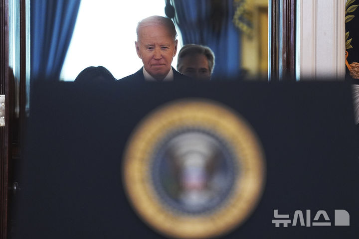 [워싱턴=AP/뉴시스] 조 바이든 미국 대통령이 15일(현지 시간) 워싱턴 백악관에서 이스라엘과 하마스 간 휴전 협상 타결 소식을 발표하기 위해 단상으로 향하고 있다. 2025.01.16.