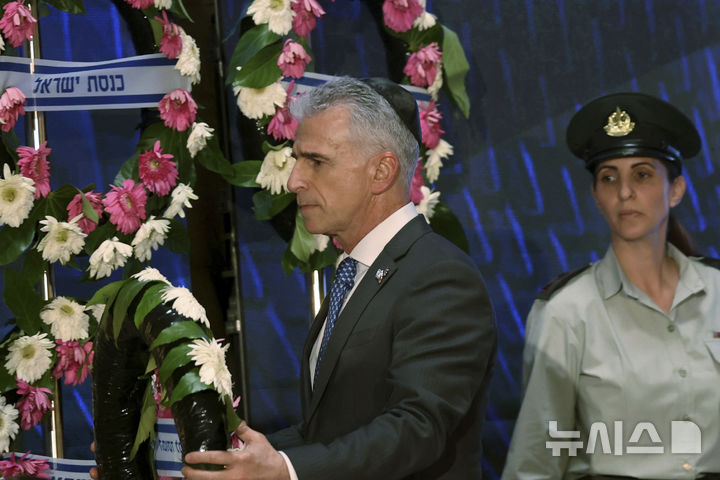 [예루살렘=AP/뉴시스] 지난 2024년 5월 13일 예루살렘 헤르츨산 국립묘지에서 열린 이스라엘 전쟁 전사자·테러 희생자 추모일 기념식에서 다비드 바르네아 모사드 국장이 헌화하는 모습. 2026.01.12. photo@newsis.com