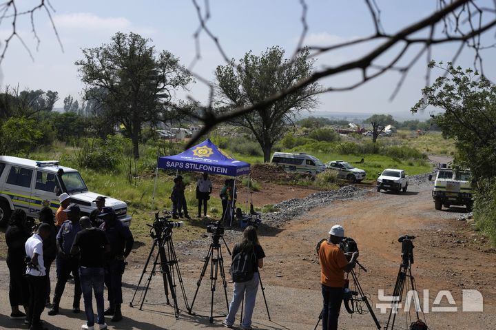 [스틸폰테인(남아공)=AP/뉴시스]남아공 스틸폰테인의 버려진 금광 밖에서 16일 기자들이 금광 밖으로 갇혀 있던 광부들이 구조돼 나오는지 기다리고 있다. 남아공의 버려진 금광에서 불법적으로 일하다가 갇힌 광부들과 경찰 간 한 달에 걸친 대치로 인한 사망자 수가 최소 87명으로 늘어났다고 남아공 경찰이 16일 밝혔다. 2025.01.16.