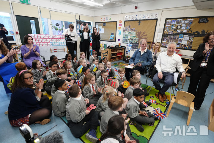 [런던=AP/뉴시스] 20일(현지시각) 영국 정부는 잉글랜드 내 모든 학교를 대상으로 스마트폰 사용 금지를 법제화하기로 했다. 2026.04.21.