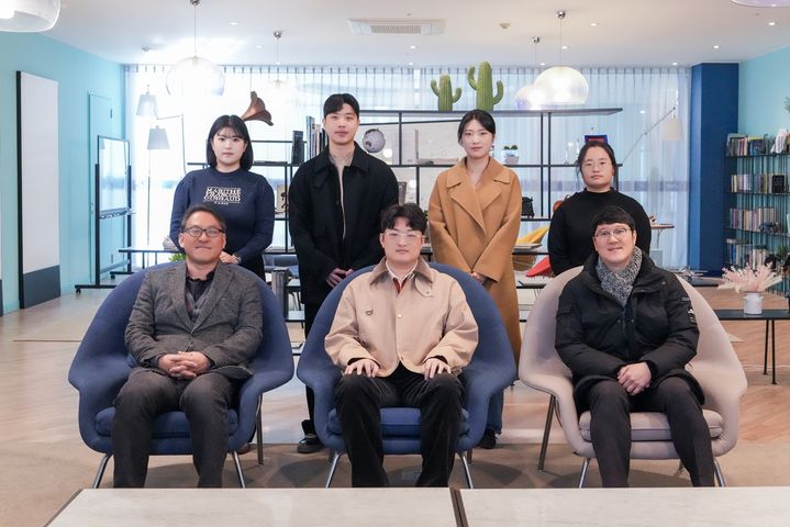 [울산=뉴시스] 울산과학기술원(UNIST)는 화학과 권태혁·민두영 교수팀이 포항공과대학교(POSTECH) 박태호 교수팀과 공동 연구를 통해 항암제 내성 원인으로 알려진 암세포의 자가포식을 억제할 수 있는 광 반응 화합물을 개발했다고 16일 밝혔다. UNIST 연구진. 사진 왼쪽 아래부터 반시계방향) 권태혁 교수, 박민규 연구원, 민두영 교수, 김서윤 연구원, 양지현 연구원(오투메디), 윤광수 연구원, 이유진 연구원. (사진=UNIST 제공) 2025.01.16. photo@newsis.com *재판매 및 DB 금지