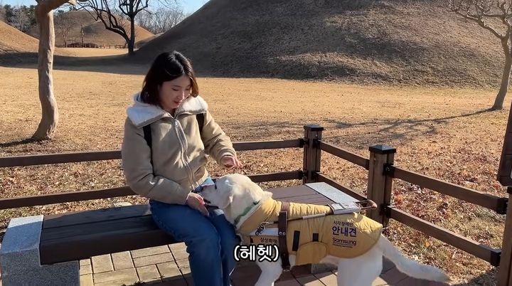 [서울=뉴시스] KBS 뉴스 장애인 앵커인 허우령씨와 안내견 하얀이. (사진=유튜브 채널 '우령의 유디오') *재판매 및 DB 금지