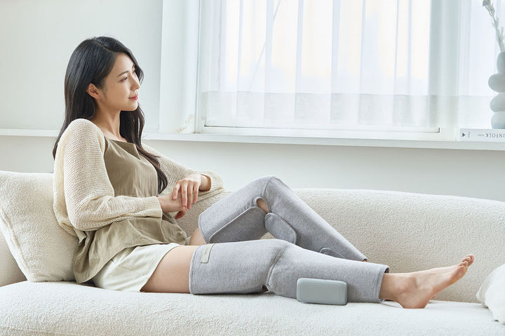[서울=뉴시스] 종합 헬스케어 기업 코지마는 새해를 맞아 2024년 한 해 동안 소비자의 선택을 받은 '안마의자 및 소형 마사지기 베스트셀러'를 16일 발표했다. 사진 모델이 코지마 다리마사지기 리에너를 사용하고 있는 모습. (사진=코지마 제공) 2025.01.16. photo@newsis.com *재판매 및 DB 금지