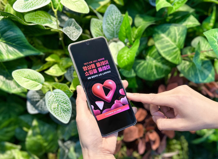 [서울=뉴시스] 11번가는 30초 내외 짧은 동영상(숏폼) 기반의 쇼핑 콘텐츠를 제공하는 '플레이(PLAY)' 서비스를 직접 찍은 영상을 올려 공유할 수 있는 오픈 플랫폼 형태로 운영한다고 16일 밝혔다. (사진=11번가 제공) *재판매 및 DB 금지