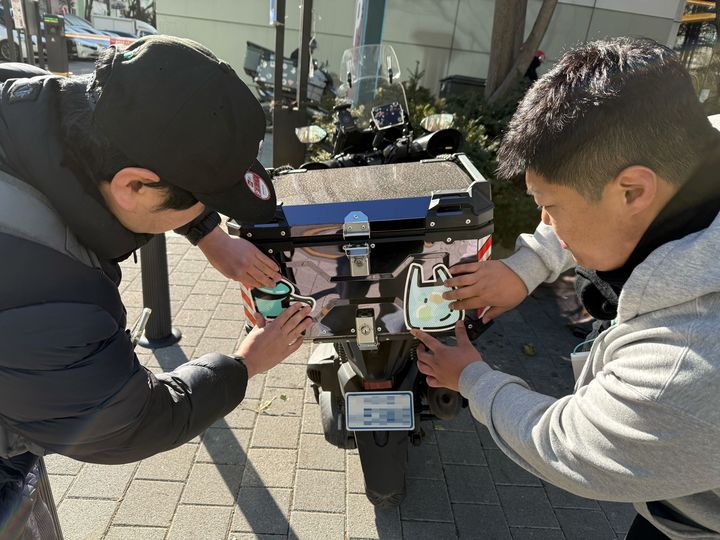 [서울=뉴시스] 배달의민족(배민)의 물류서비스를 전담하는 우아한청년들은 서울 강남구에 위치한 배민B마트 강남양재점에서 라이더와 함께 이륜차 전용 반사스티커를 부착하고 방한용품을 제공하는 '이륜차 반사스티커 부착 캠페인'을 진행했다고 16일 밝혔다. (사진=우아한청년들 제공) *재판매 및 DB 금지