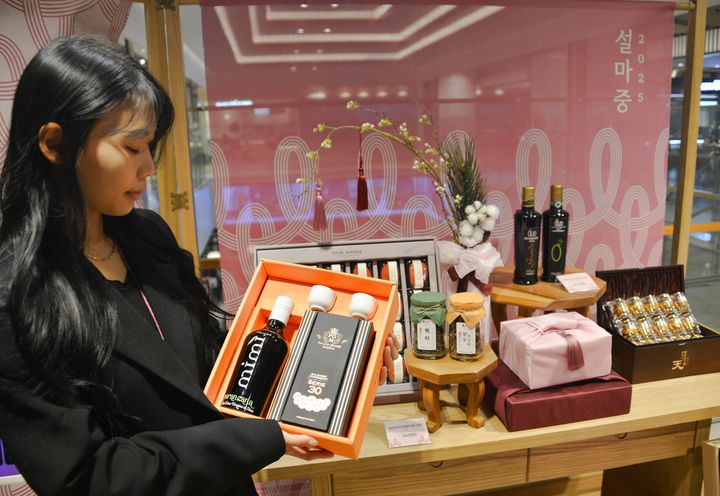 [부산=뉴시스] 롯데백화점 부산본점 지하 2층 식품관 특설매장에서는 오랜 보관이 가능하고 활용이 편리한 유지류 등 다양한 가공식품을 선보인다. (사진=롯데백화점 부산본점 제공) 2025.01.16. photo@newsis.com *재판매 및 DB 금지