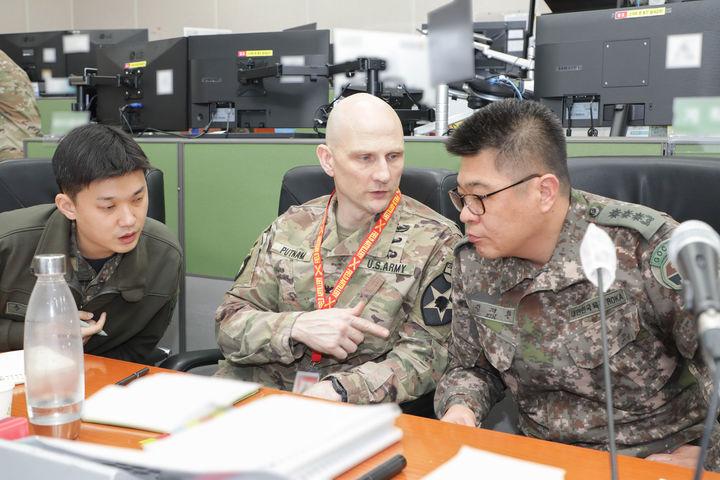 [서울=뉴시스] 지상작전사령부 겸 지상군구성군사령부(지구사)는 지난 14일부터 16일까지 한미연합 대화력전연습(CCX)을 실시했다. (사진=합동참모본부 제공) 2025.01.16. photo@newsis.com *재판매 및 DB 금지