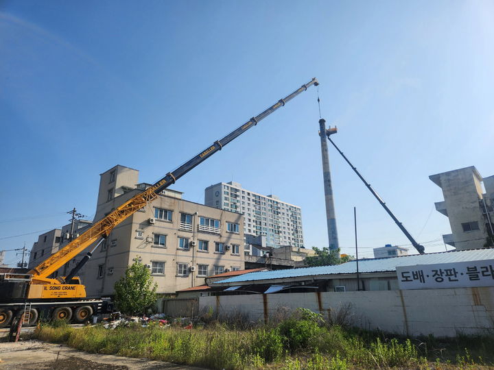 [진주=뉴시스]진주시, 노후 목욕탕 굴뚝 철거 모습.(사진=진주시 제공).2025.01.16.photo@newsis.com *재판매 및 DB 금지