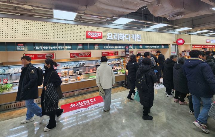 [서울=뉴시스] 주동일 기자 = 16일 서울 강동구에 오픈한 롯데마트 천호점 델리 코너. 2025.01.16. *재판매 및 DB 금지