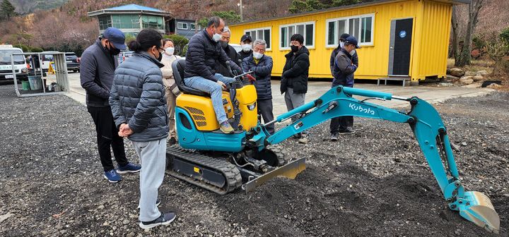 [보성=뉴시스] 농업기계 자격증 취득 지원 교육생들이 굴착기 자격증 취득을 위한 교육을 받고 있다. (자료 사진 = 보성군 제공). 2025.01.16. photo@newsis.com *재판매 및 DB 금지