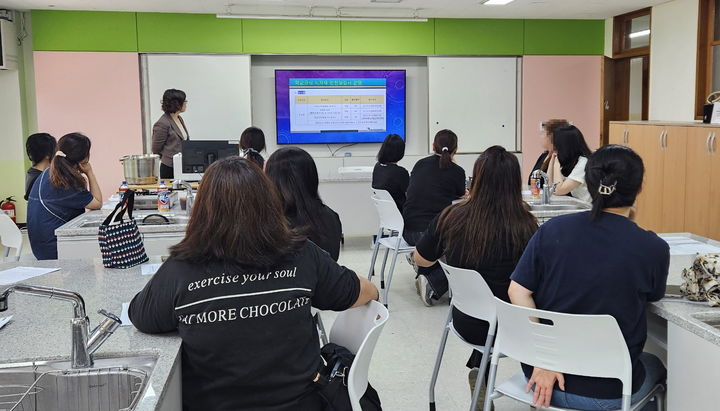 [수원=뉴시스] 2024년 찾아가는 학부모 식생활 교육. (사진=수원시 제공) 2025.01.16. photo@newsis.com *재판매 및 DB 금지