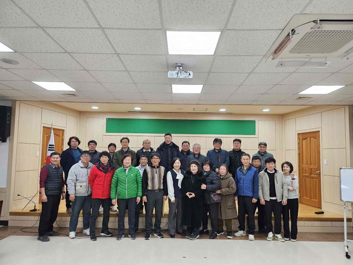 [밀양=뉴시스] 하남읍 기관단체장협의회 회의 후 기념촬영을 하고 있다. (사진= 밀양시 제공) 2025.01.16. photo@newsis.com *재판매 및 DB 금지