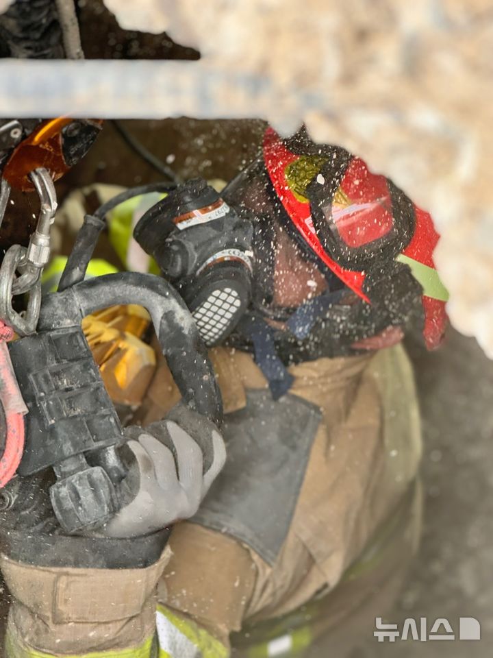 [창원=뉴시스]경남도소방본부 119특수대응단, 도시탐색 구조훈련 중 상향 천공 작업.(사진=경남도소방본부 제공) 2025.01.16. photo@newsis.com