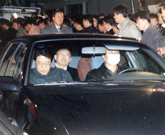 1995년 12월 3일 경남 합천 자택에서 구치소로 압송되는 전두환 전 대통령. (사진=온라인 커뮤니티 캡처) *재판매 및 DB 금지