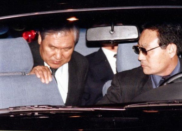 노태우 전 대통령이 1995년 11월 16일 저녁 대검청사를 나서 구치소행 승용차에 타고 있다. (사진=온라인 커뮤니티 캡처) *재판매 및 DB 금지