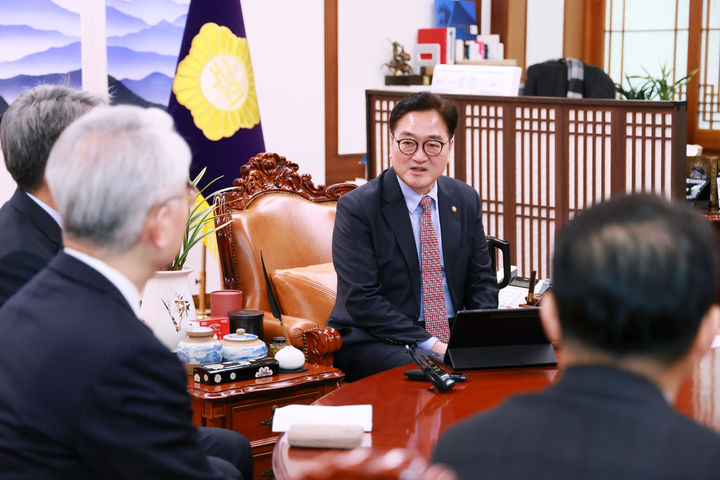 우원식 국회의장이 16일 오전 국회의장 집무실에서 최봉경 신임 한국법학교수회 회장 등을 접견하고 있다. (사진=국회의장실 제공) *재판매 및 DB 금지