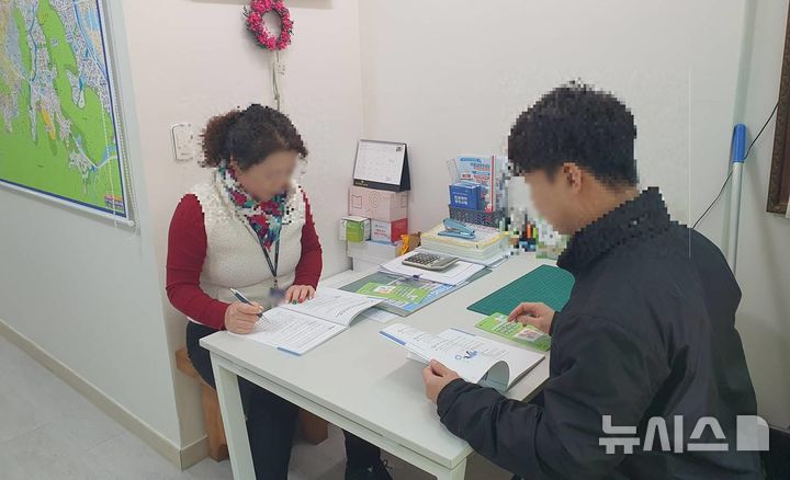 [서울=뉴시스]서울 은평구는 부동산 거래의 투명성과 효율성 높이고 전세 사기 예방을 지원하기 위해 '찾아가는 맞춤형 부동산거래 교육'을 운영한다고 16일 밝혔다. (사진=은평구 제공). 2025.01.16. photo@newsis.com 