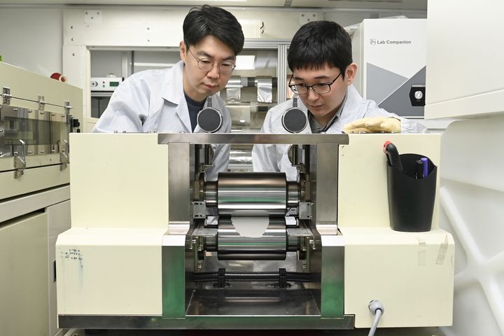 [대전=뉴시스] ETRI 연구진이 전고체 이차전지용 초박막 고체전해질막을 제조하고 있다.(사진=ETRI 제공) *재판매 및 DB 금지