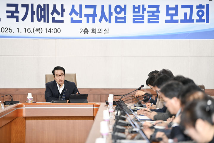 [남원=뉴시스] 16일 남원시청에서 열린 '2026~27년도 국가예산 신규사업 발굴 보고회', 최경식 시장이 지역 발전을 위한 정부예산 확보의 중요성을 강조하고 있다. *재판매 및 DB 금지