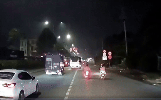 [서울=뉴시스] 베트남의 한 국도에서 트럭 한 대가 중앙분리대를 들이받고 전복되는 사고가 발생했다. (사진=ATGT) *재판매 및 DB 금지