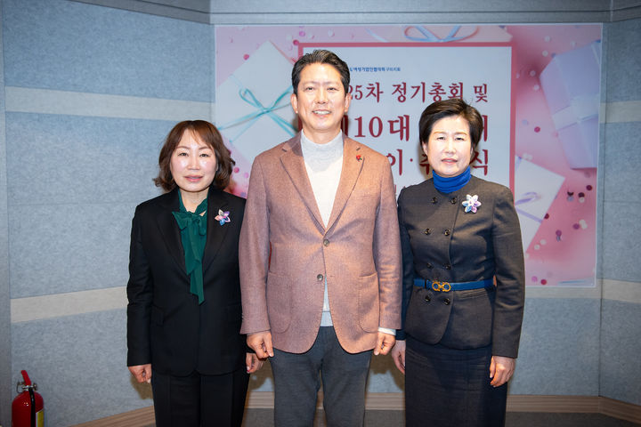 [구미=뉴시스] 이우희(왼쪽부터) 전임 회장, 김장호 구미시장, 최민정 11대 회장이 기념사진을 찍고 있다 (사진=구미시 제공) 2025.01.16 photo@newsis.com *재판매 및 DB 금지