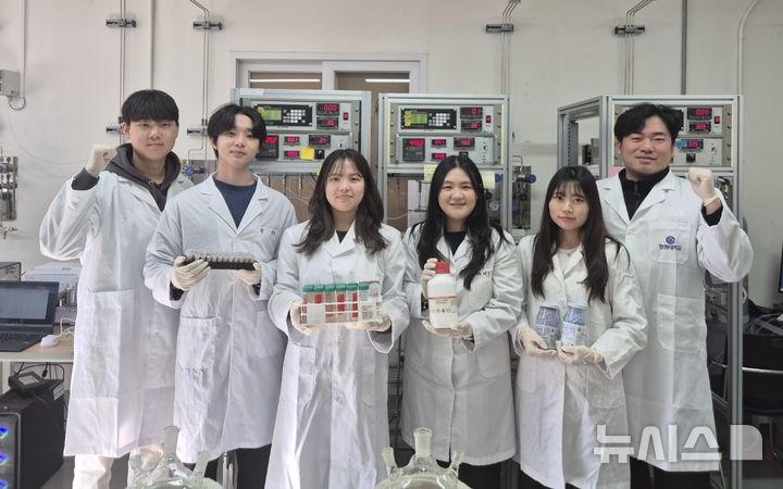 [창원=뉴시스]폐자원 수소화 촉매 수명 연장 기술을 개발한 국립창원대 정대운 교수 연구팀.(사진=국립창원대 제공)2025.01.16. photo@newsis.com