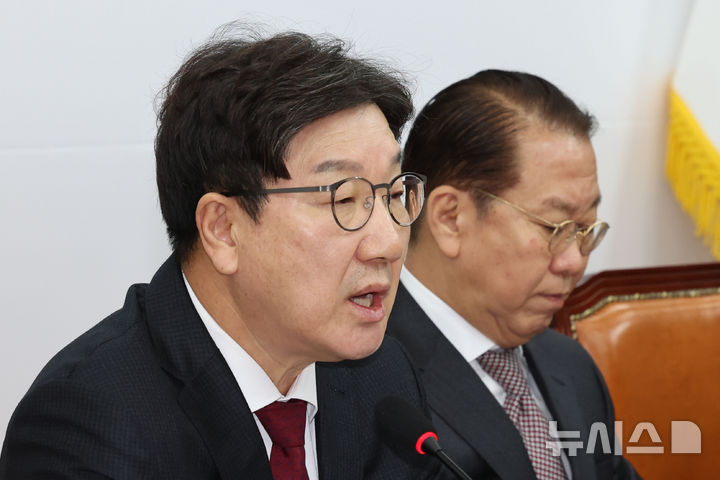 [서울=뉴시스] 권창회 기자 = 권성동 국민의힘 원내대표가 16일 오전 서울 여의도 국회에서 열린 비상대책위원회의에서 발언하고 있다. 2025.01.16. kch0523@newsis.com