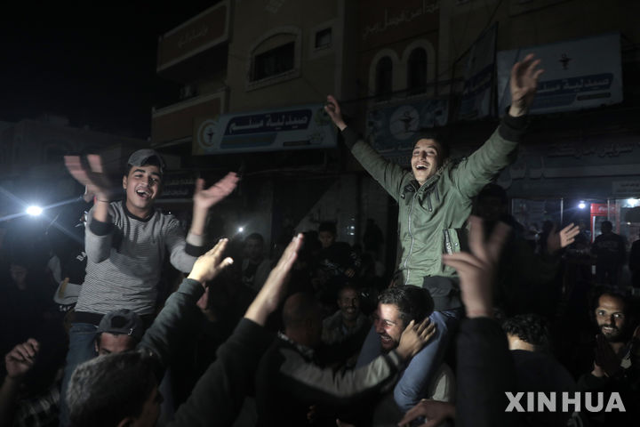 [ 가자지구=신화/뉴시스] 1월 16일 이스라엘-하마스 정전협정 타결 소식에 환호하는 가자지구 데이르 알-발라 시내의 팔레스타인 주민들. 이집트 대통령과 요르단 왕세자는 2월 16일 회담에서 가자지구 재건의 즉시 시작과 팔레스타인 주민의 재이동 금지를 결의했다.&nbsp; 2025.02.17. 