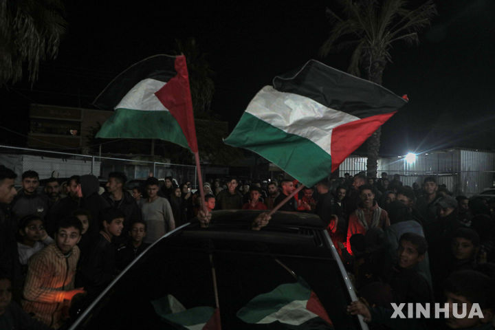 [ 가자지구=신화/뉴시스] 1월 16일 이스라엘-하마스 정전협정 타결 소식에 환호하는 가자지구 데이르 알-발라 시내의 팔레스타인 주민들. 이집트 대통령과 요르단 왕세자는 2월 16일 회담에서 가자지구 재건의 즉시 시작과 팔레스타인 주민의 강제 이동 금지를 결의했다.&nbsp; 2025.02.17. 