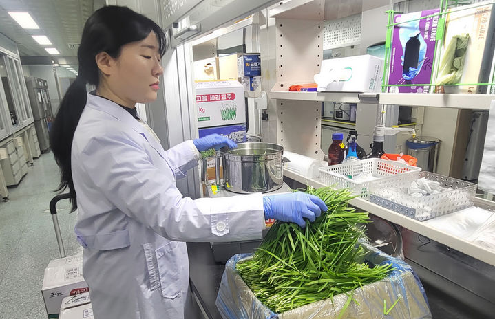 [광주=뉴시스] 광주시보건환경연구원, 농산물 잔류농약 검사. (사진=광주시보건환경연구원 제공). photo@newsis.com *재판매 및 DB 금지