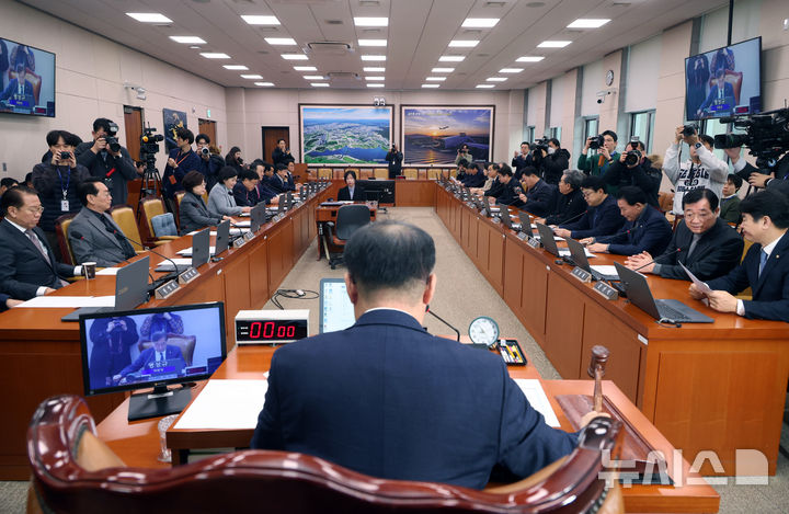 [서울=뉴시스] 고승민 기자 = 맹성규 국회 국토위원장이 16일 서울 여의도 국회에서 12·29 여객기 참사 피해자와 유가족에 대한 2차 가해 방지 및 엄정 대처 촉구 결의안을 안건으로 열린 제420회 국회(임시회) 국토교통위원회 제3차 전체회의에서 안건을 상정하고 있다. 2025.01.16. kkssmm99@newsis.com