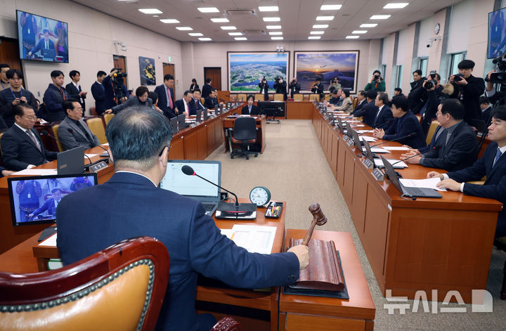 [서울=뉴시스] 고승민 기자 = 맹성규 국회 국토위원장이 16일 서울 여의도 국회에서 12·29 여객기 참사 피해자와 유가족에 대한 2차 가해 방지 및 엄정 대처 촉구 결의안을 안건으로 제420회 국회(임시회) 국토교통위원회 제3차 전체회의를 개의하고 있다. 2025.01.16. kkssmm99@newsis.com