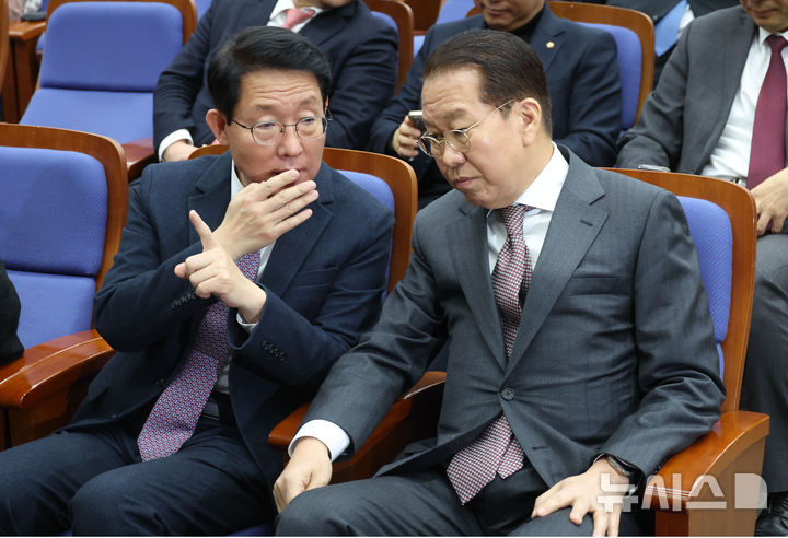 [서울=뉴시스] 조성봉 기자= 권영세 국민의힘 비상대책위원장과 김상훈(왼쪽) 정책위의장이 16일 오전 서울 여의도 국회에서 열린 의원총회에서 대화를 하고 있다. 2025.01.16. suncho21@newsis.com