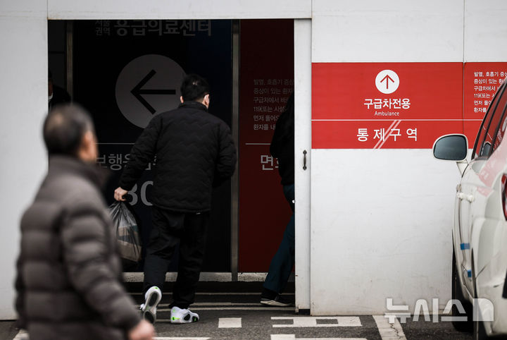 [서울=뉴시스] 지난해 1월 16일 서울시내 한 대학병원 응급의료센테로 보호자가 들어가는 모습. (사진=뉴시스 DB) 2025.01.16. photo@newsis.com