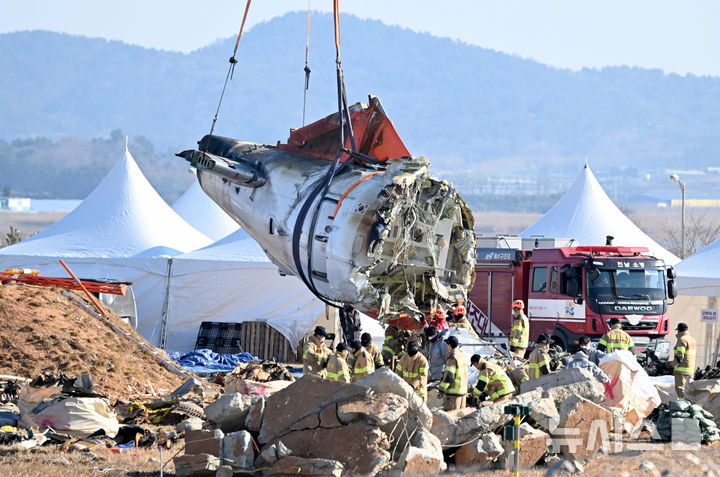 [무안=뉴시스] 김혜인 기자 = 16일 오전 제주항공 여객기 참사가 발생한 전남 무안국제공항에서 사고 동체 잔해 수습 작업이 진행되고 있다. 2025.01.16. hyein0342@newsis.com