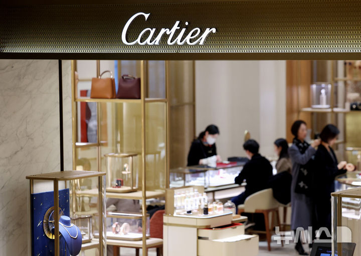 [서울=뉴시스] 김진아 기자 =  프랑스 명품 브랜드 까르띠에(Cartier)가 다음달 국내에서 판매하는 제품 가격을 약 6% 인상한다. 15일 명품 업계에 따르면 까르띠에는 오는 2월 4일 국내에서 판매하는 모든 카테고리의 가격을 올릴 예정이라고 공지했다. 주얼리 품목의 가격은 약 6%, 워치(시계) 품목은 약 6~7% 오른다. 사진은 16일 서울의 한 백화점 까르띠에 매장. 2025.01.16. bluesoda@newsis.com