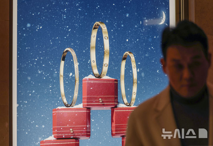 [서울=뉴시스] 김진아 기자 = 프랑스 명품 브랜드 까르띠에(Cartier)가 다음달 국내에서 판매하는 제품 가격을 약 6% 인상한다. 15일 명품 업계에 따르면 까르띠에는 오는 2월 4일 국내에서 판매하는 모든 카테고리의 가격을 올릴 예정이라고 공지했다. 주얼리 품목의 가격은 약 6%, 워치(시계) 품목은 약 6~7% 오른다. 사진은 16일 서울의 한 백화점 까르띠에 매장. 2025.01.16. bluesoda@newsis.com