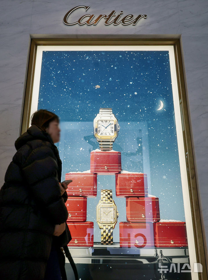 [서울=뉴시스] 김진아 기자 = 프랑스 명품 브랜드 까르띠에(Cartier)가 다음달 국내에서 판매하는 제품 가격을 약 6% 인상한다. 15일 명품 업계에 따르면 까르띠에는 오는 2월 4일 국내에서 판매하는 모든 카테고리의 가격을 올릴 예정이라고 공지했다. 주얼리 품목의 가격은 약 6%, 워치(시계) 품목은 약 6~7% 오른다. 사진은 16일 서울의 한 백화점 까르띠에 매장. 2025.01.16. bluesoda@newsis.com