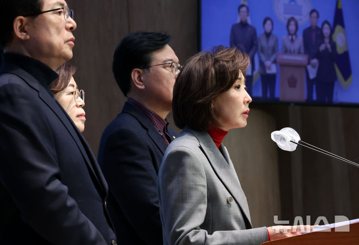 [서울=뉴시스] 조성우 기자 = 이만희(왼쪽부터), 김정재, 송언석, 나경원 국민의힘 의원이 16일 오후 서울 여의도 국회 소통관에서 고위공직자범죄수사처(공수처) 해체 촉구 기자회견을 하고 있다. 2025.01.16. xconfind@newsis.com