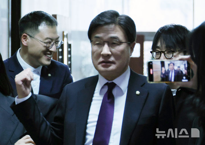 [서울=뉴시스] 조성우 기자 = 김대식(오른쪽) 국민의힘 의원과 김상욱 의원이 16일 오후 서울 여의도 국회에서 대화하며 이동하고 있다. 2025.01.16. xconfind@newsis.com