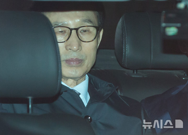 [서울=뉴시스] 김진아 기자 = 뇌물수수 등의 혐의로 구속영장이 발부된 이명박 전 대통령이 2018년 8월 23일 오전 서울 강남구 논현동 자택에서 나와 동부구치소로 향하고 있다. (공동취재) 2025.01.16. photo@newsis.com