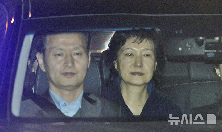 [서울=뉴시스] 고승민 기자 = 뇌물수수 등 혐의로 구속영장이 발부된 박근혜 전 대통령이 2017년 3월 31일 새벽 서울구치소에 수감되기 위해 검찰차량을 타고 서초동 서울중앙지검을 나서고 있다. (공동취재) 2025.01.16. photo@newsis.com