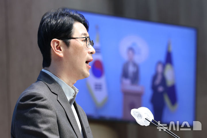 [서울=뉴시스] 권창회 기자 = 주진우 국민의힘 의원이 16일 오후 서울 여의도 국회 소통관에서 열린 더불어민주당 카톡 검열 고발 관련 기자회견에서 발언하고 있다. 2025.01.16. kch0523@newsis.com